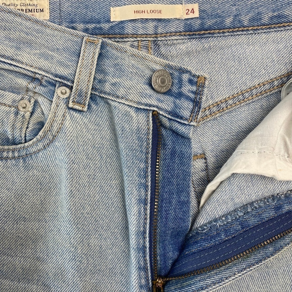 LEVI’S Premium High Loose Jean Light Wash Size 24 x 31” - Picture 7 of 9